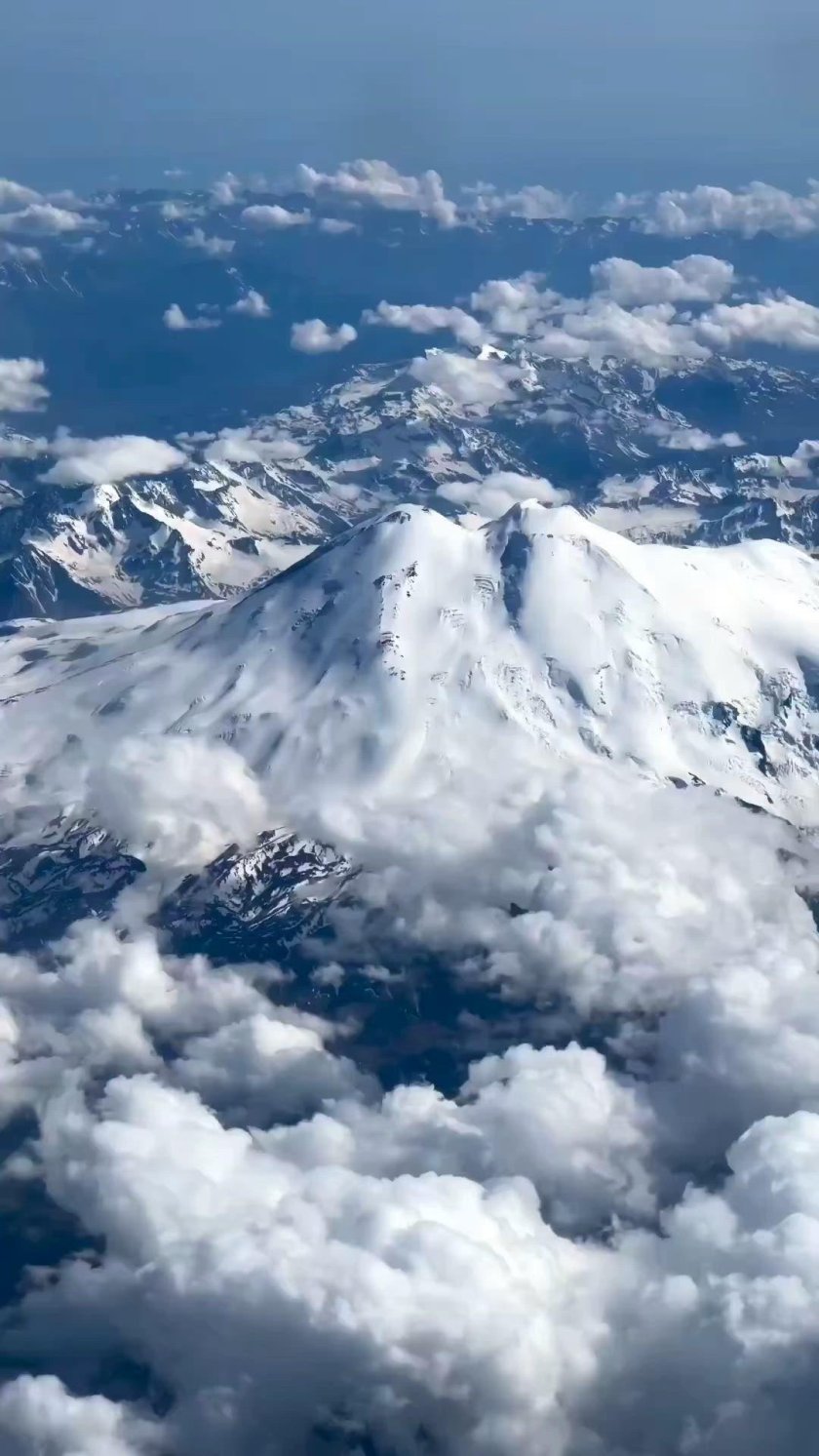 Эльбрус над облаками