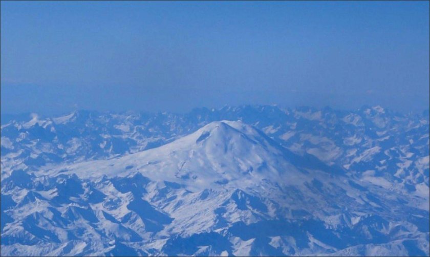 Эльбрус и кавказский хребет