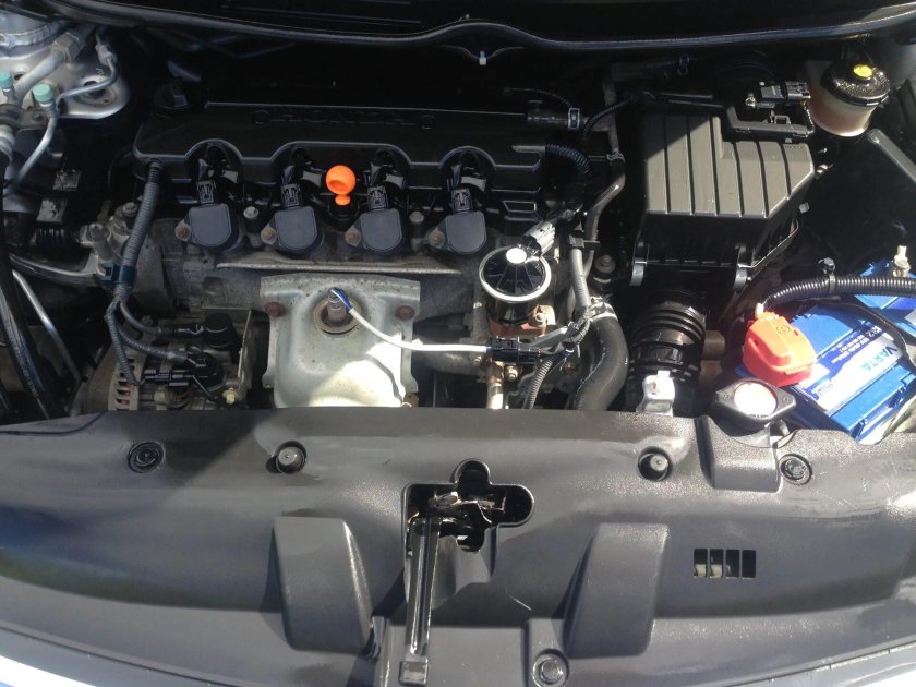 Моторный отсек Хонда Сивик