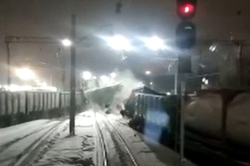 Двое рабочих пострадали при сходе с рельсов товарных вагонов в Москве