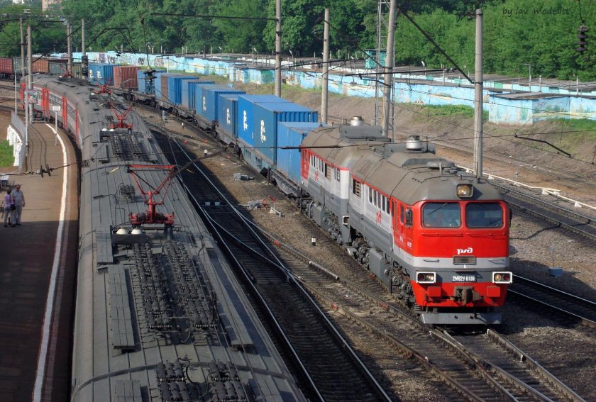 Тепловоз на станции