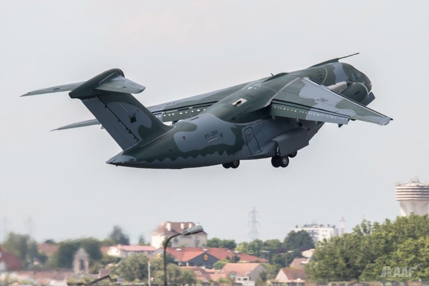 Самолет Embraer Kc-390