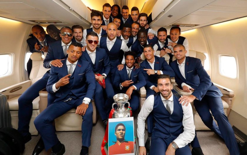 Футболисты в самолете