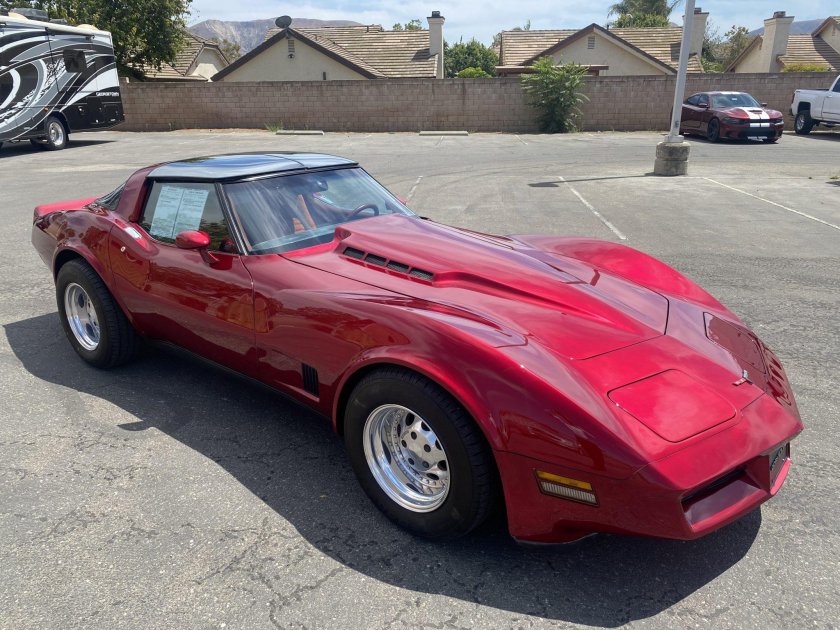 Corvette c3 красный