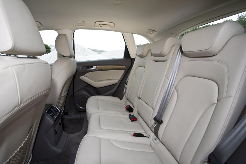 Ауди q5 белая салон