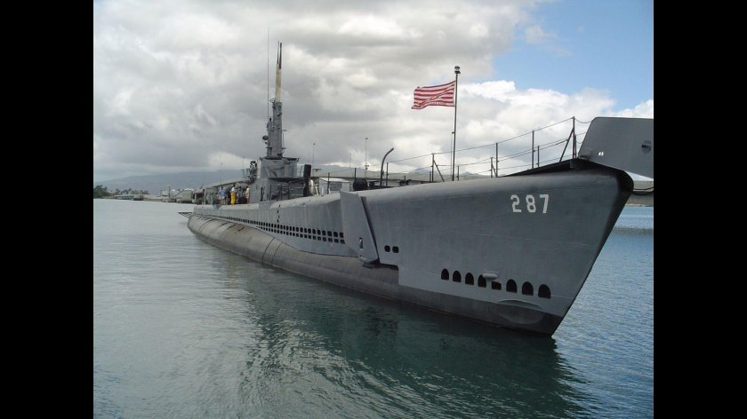 Подводная лодка и корабль