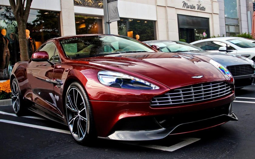 Aston Martin Vanquish красный