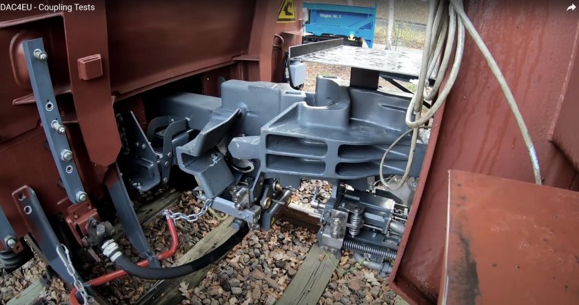 Винтовая стяжка автосцепки