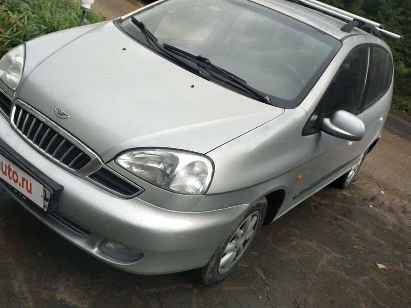 Ниссан Тино 2000