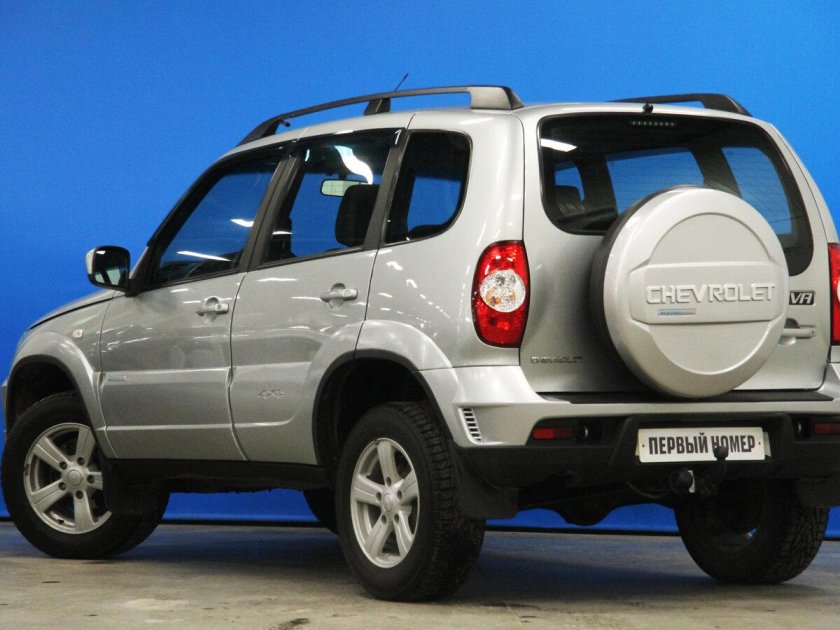 Шевроле Нива серебристая