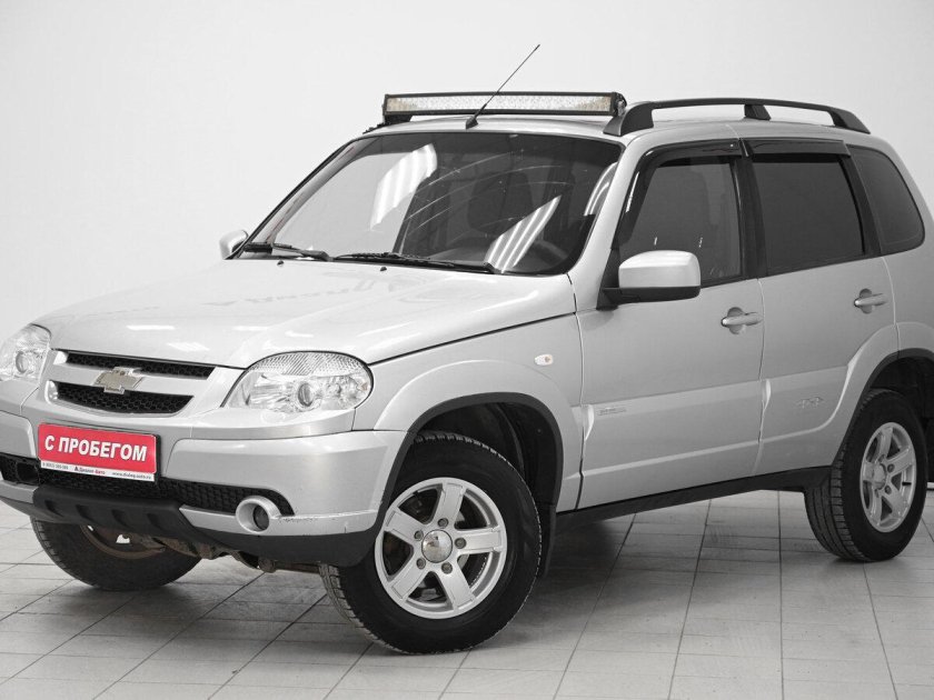 Шевроле Нива серебристая