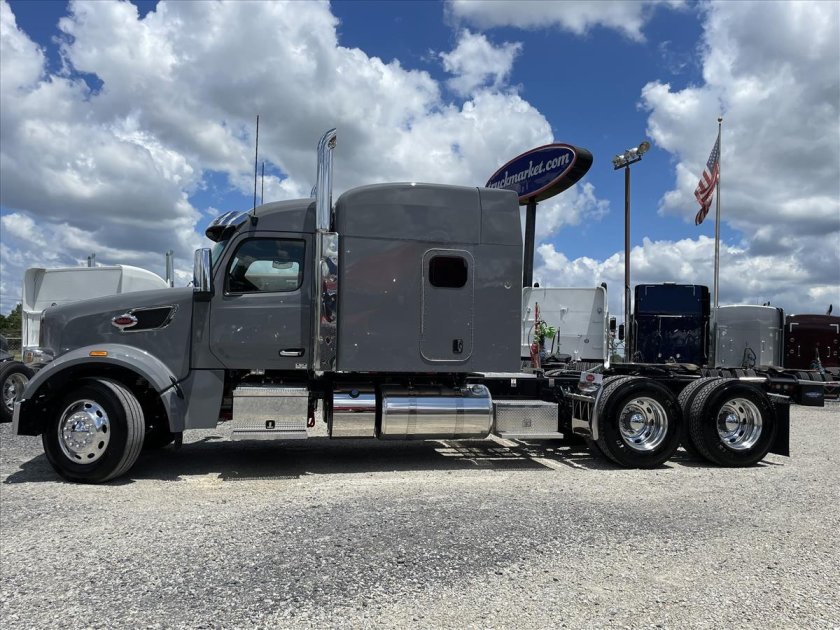 Peterbilt 389 ultra cab sleeper