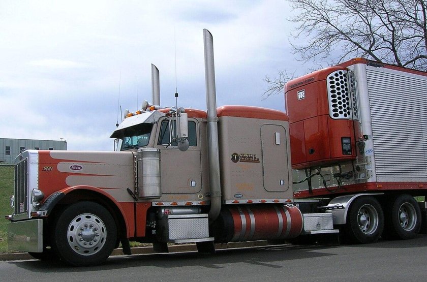 Грузовик Петербилт 379