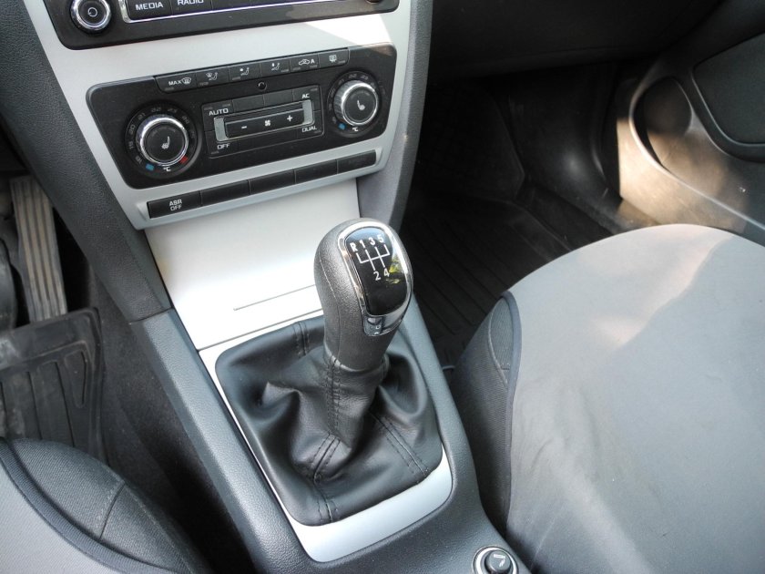 Шкода Октавия а5 ручка МКПП