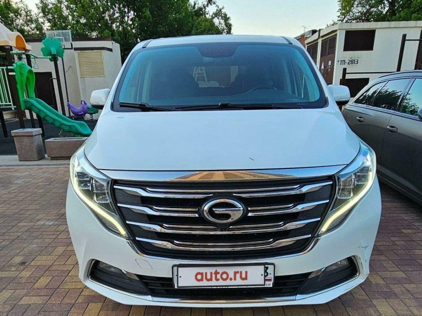 Белый минивэн