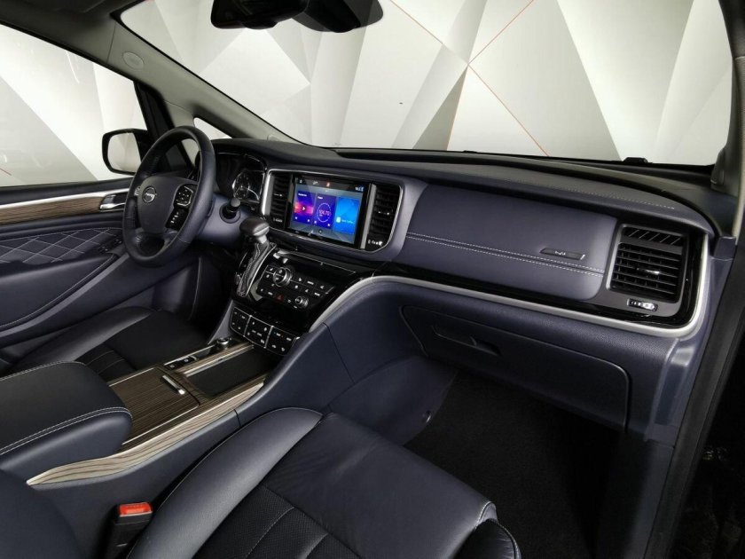 Черный минивэн