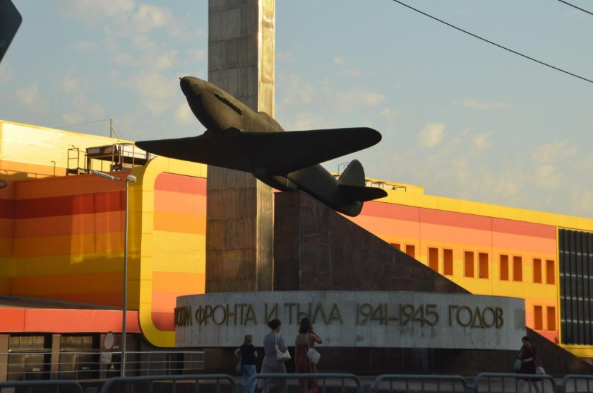 Памятник работникам авиазавода в Саратове