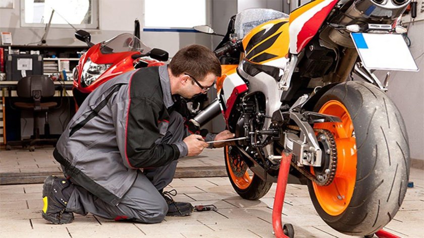 Мотоцикл чинят