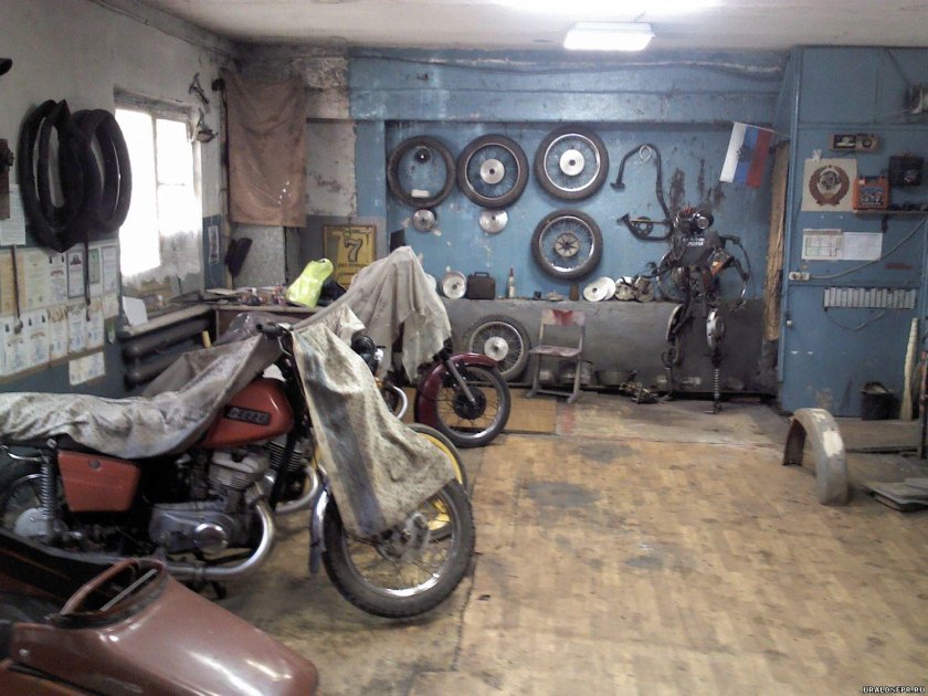 Старый мотоцикл в гараже