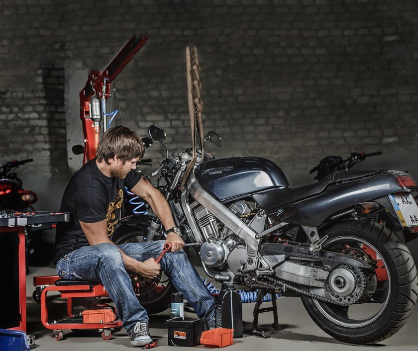 Мотоцикл чинят