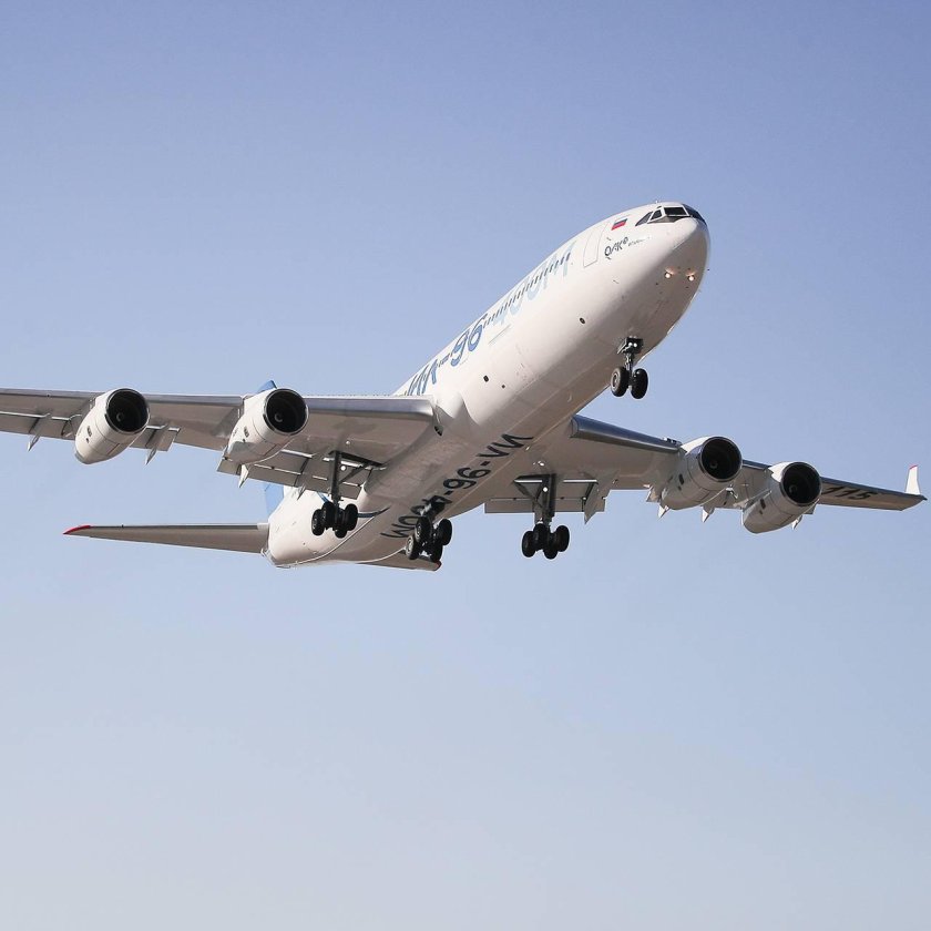 Огромный пассажирский самолет ил 96-400м красивый