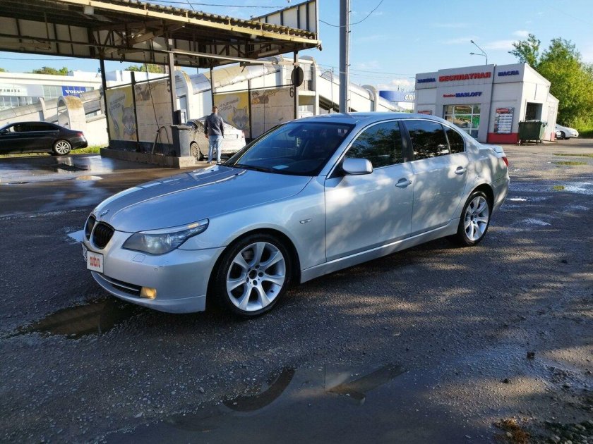 БМВ седан серый