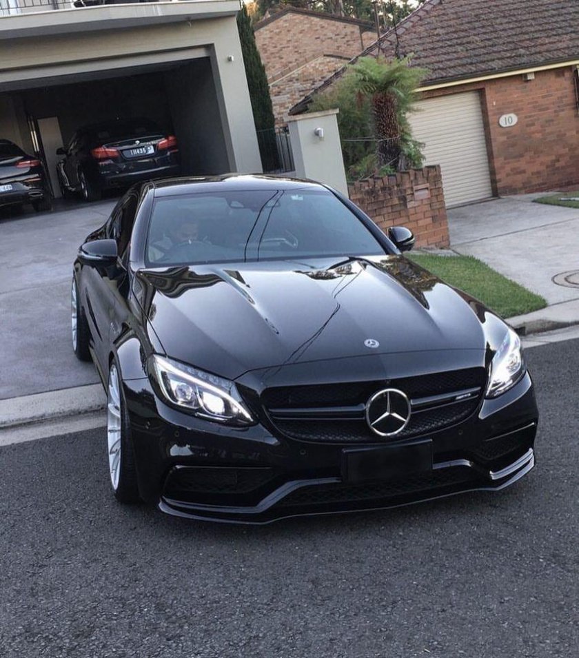 Мерседес с 63 АМГ черный