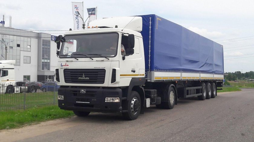 МАЗ 5440 С бортовым полуприцепом