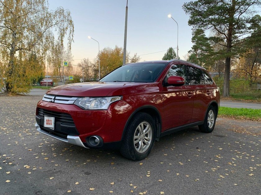 Красный митсубиси аутлендер 2014 года