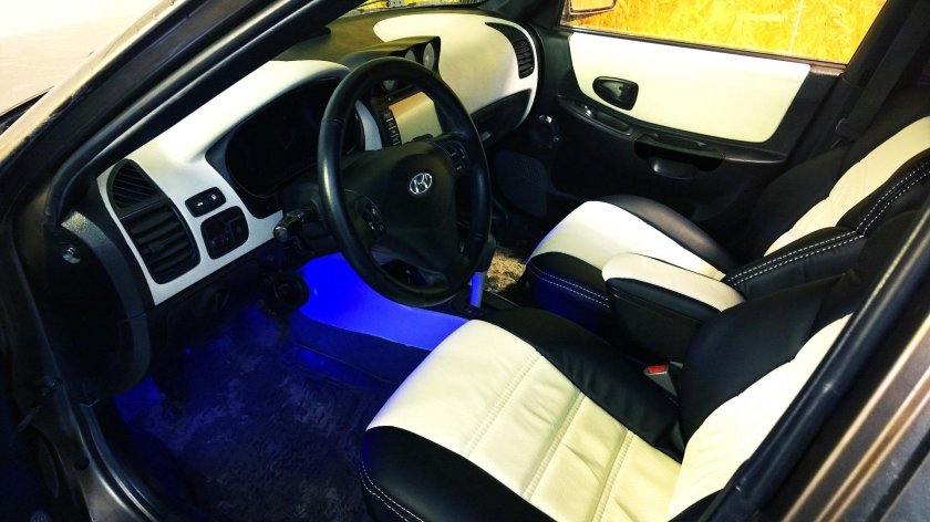 Hyundai Accent черный салон