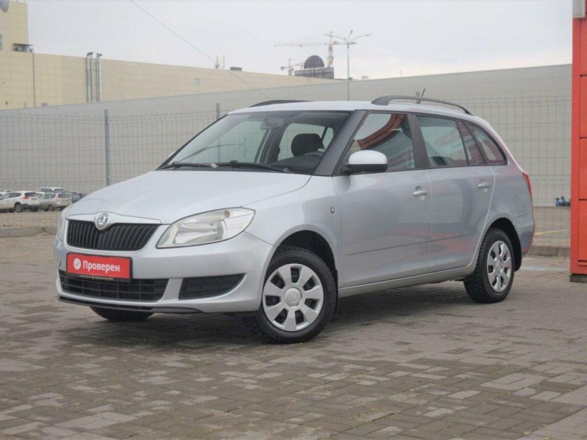 Шкода Фабия универсал белая 2012
