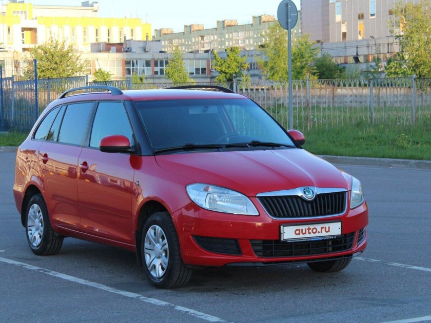 Шкода Фабия универсал красная