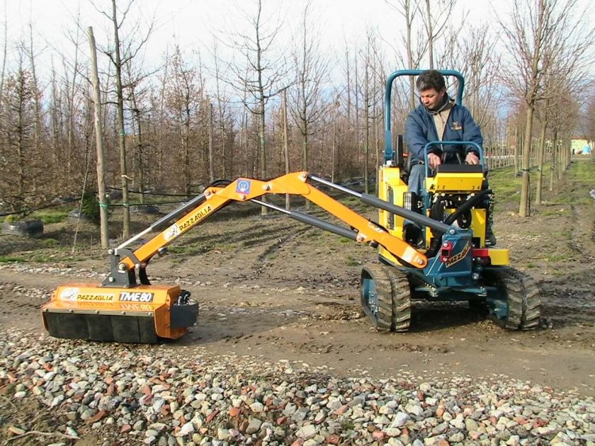 Пересадки деревьев минитрактор