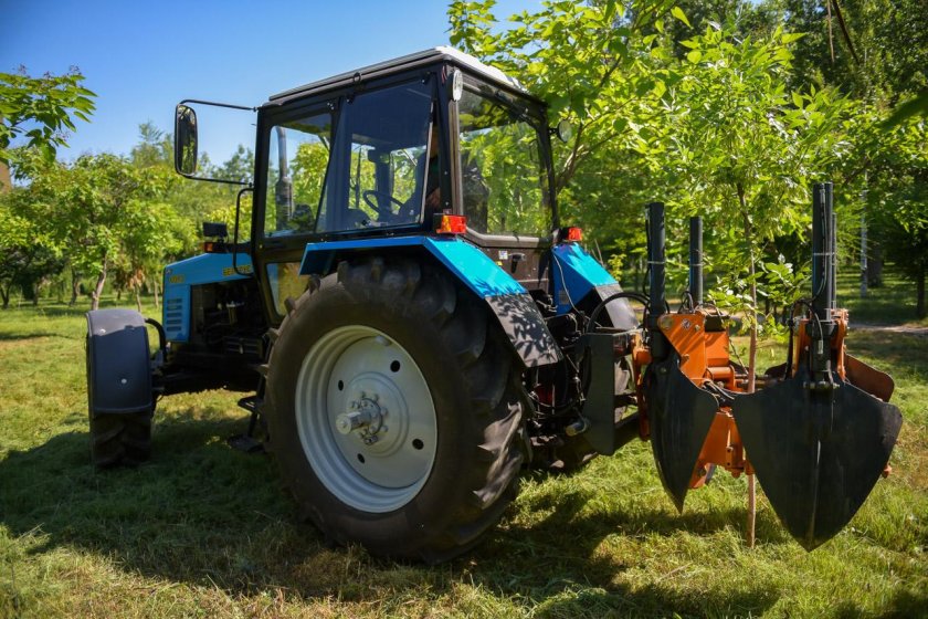 Трактор для посадки деревьев