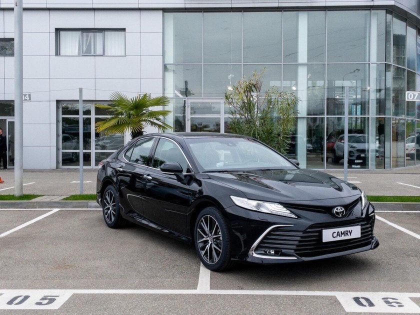 Toyota Camry 2021 черная