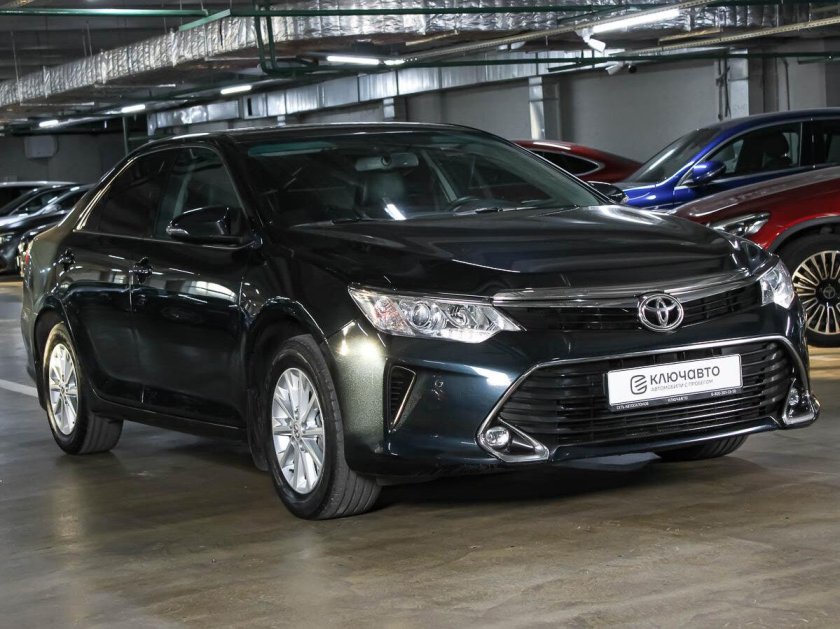 Серая тойота камри