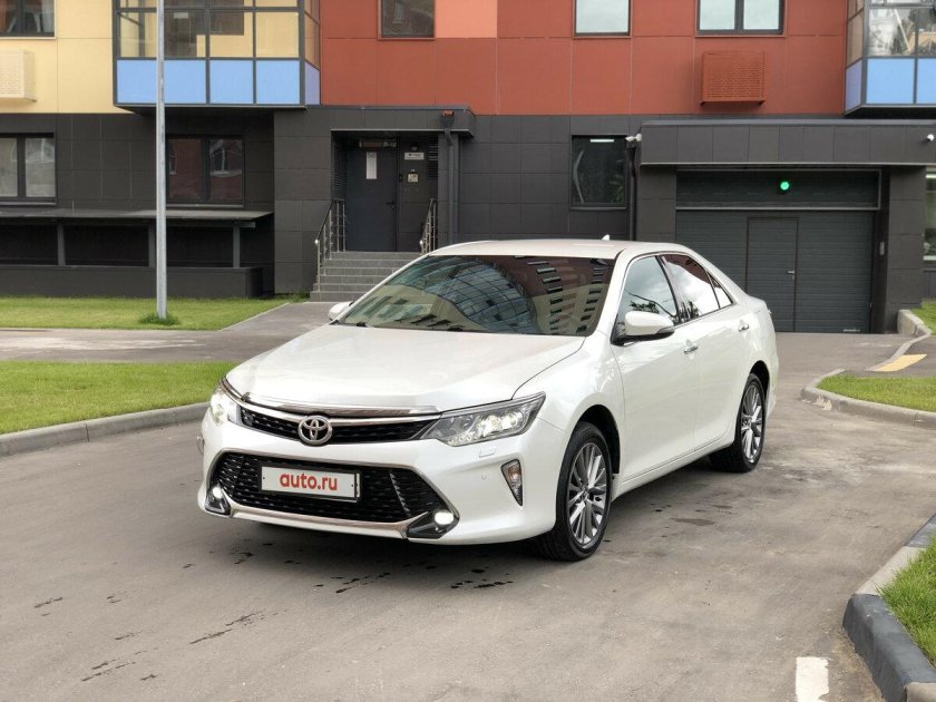 Toyota Camry 2017 2.5 белый