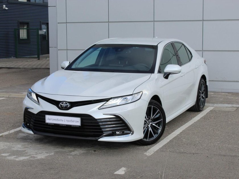 Toyota Camry 2021 белая