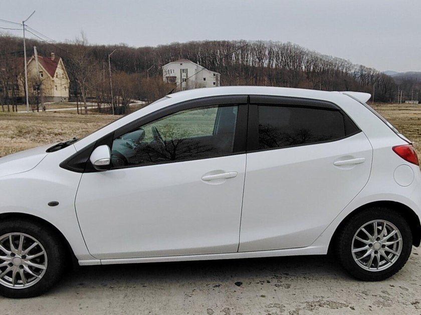 Белая мазда