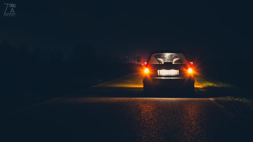 Автомобиль на ночной дороге