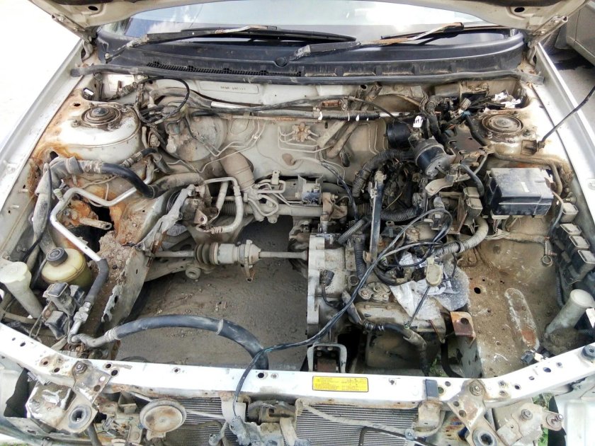 Подкапотка Mazda 626 gf