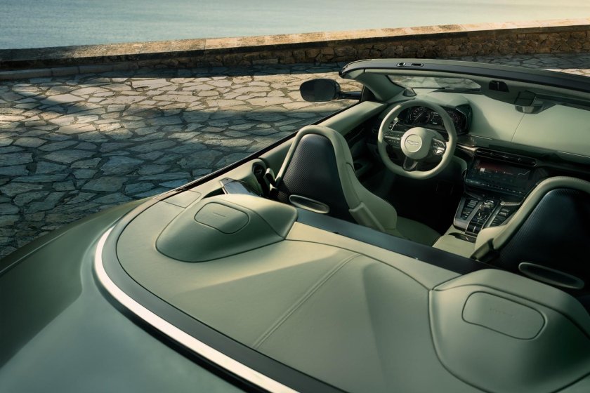 Автомобиль aston martin