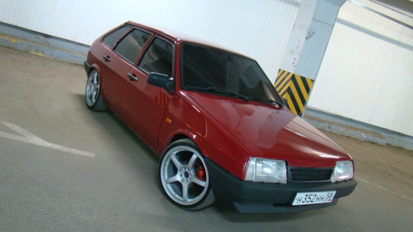 ВАЗ 2109 красная