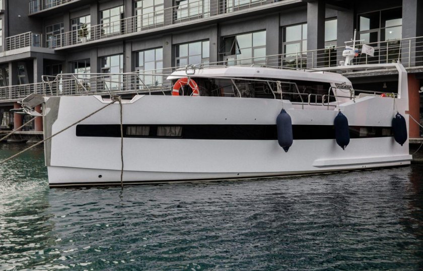 Катамаран морской хаусбот