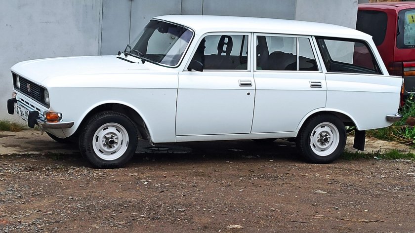 Москвич 2137 красно белый