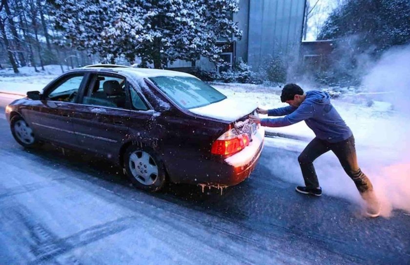 Толкают машину