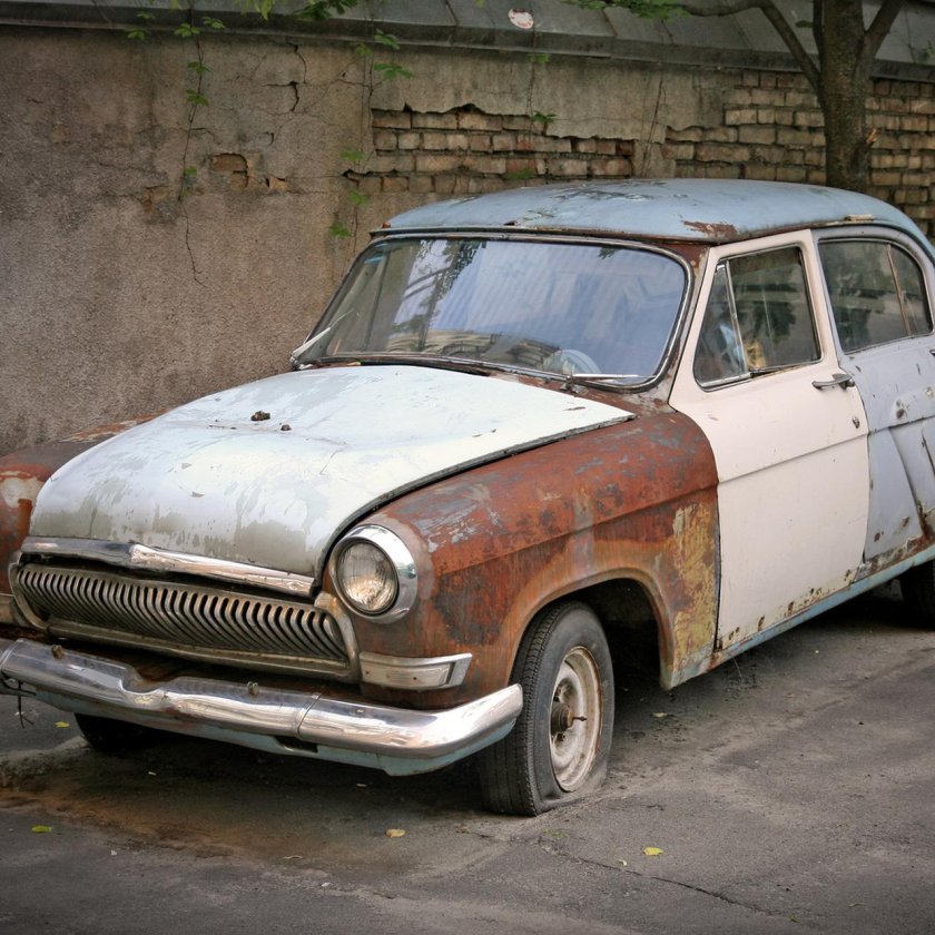 Старый ржавый автомобиль