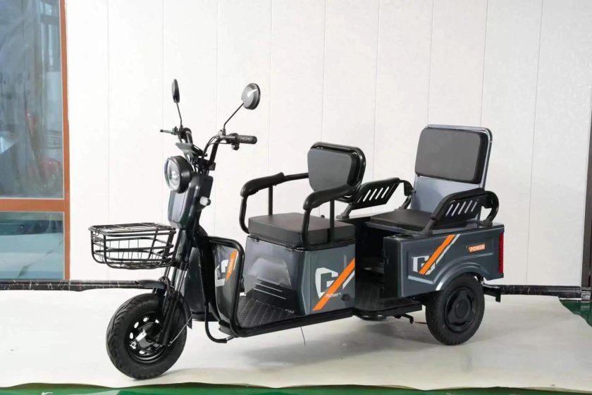 Двухместный трехколесный электровелосипед