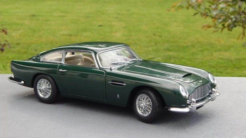 Aston Martin db5 1/18 AUTOART
