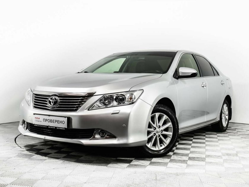 Тойота Камри 2014 белая